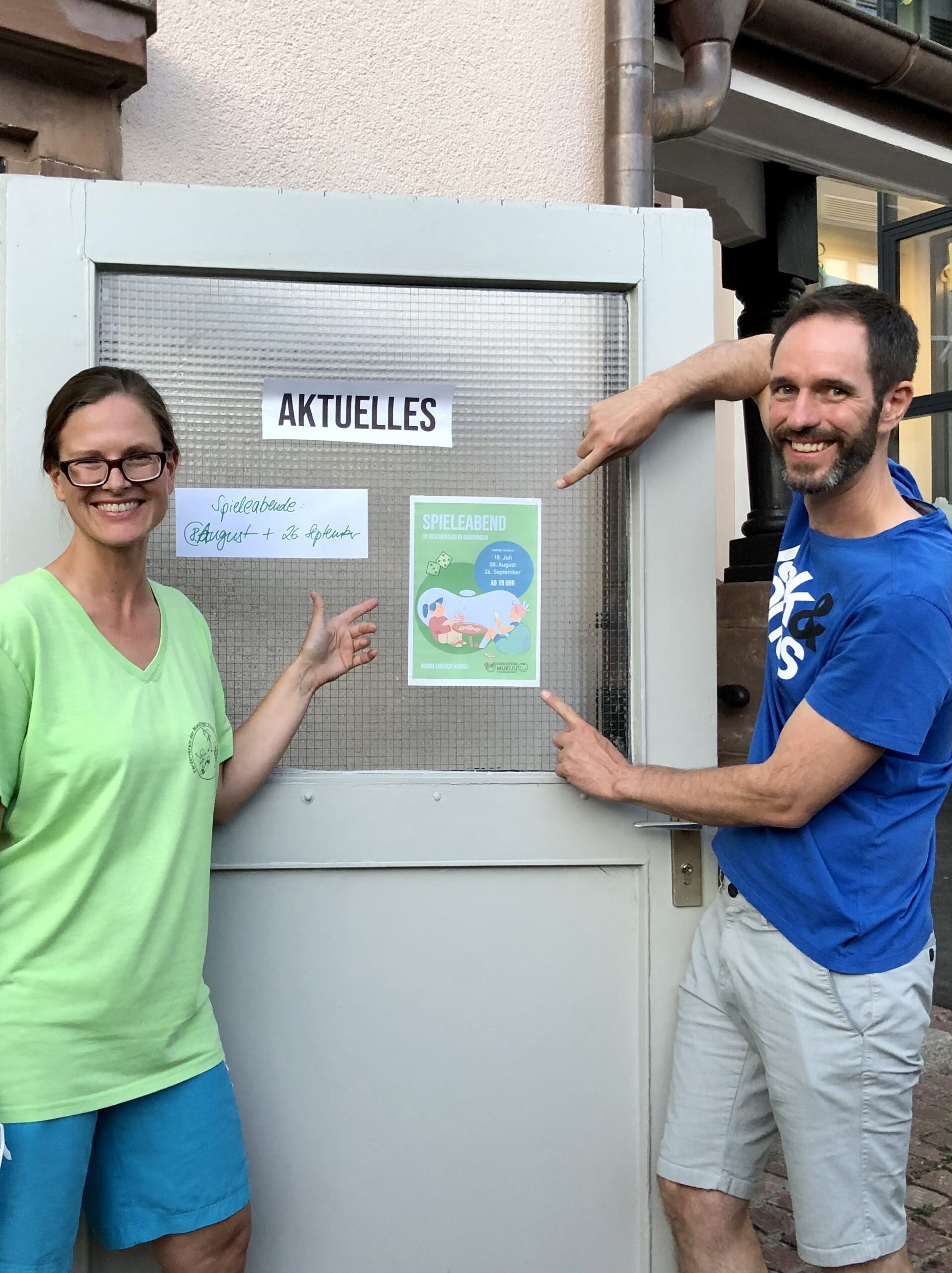 Pia und Simon vor dem Jugendraum